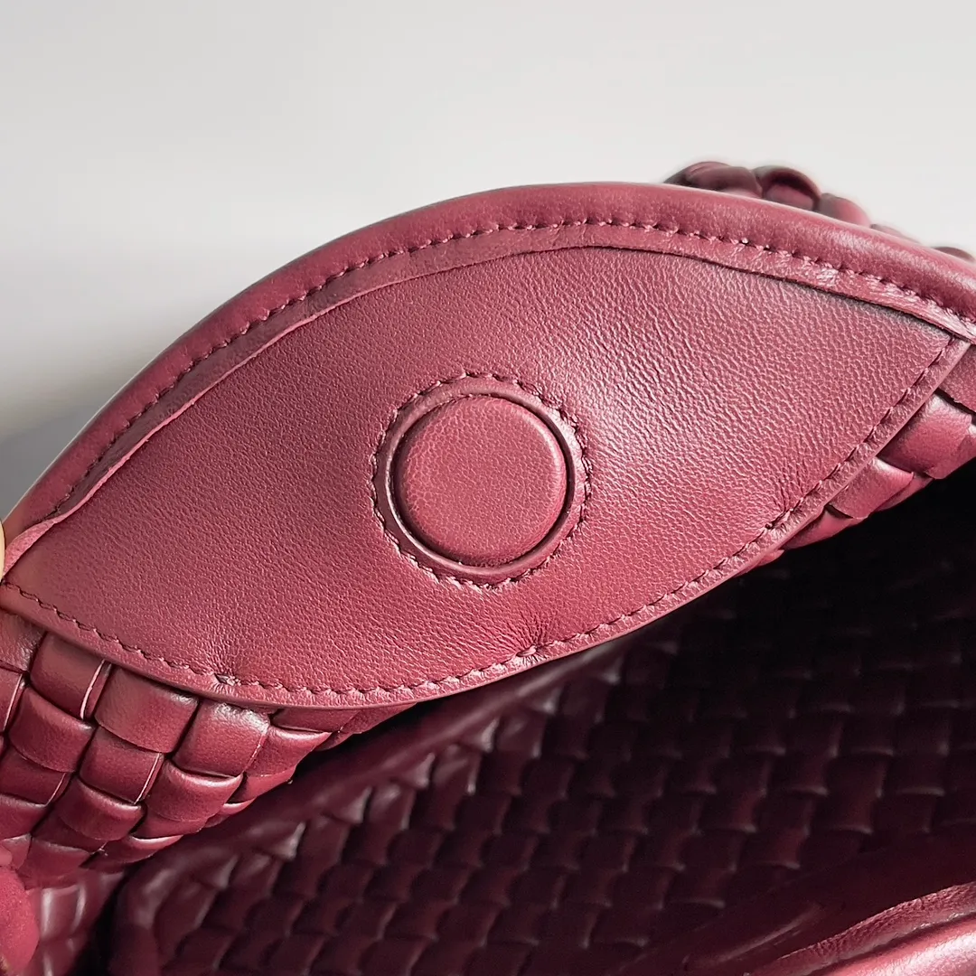 Batch 1760 BOTTEGA VENETA's new mini COBBLE bag. This season's mini Cobble series brings a new style of handbag. The body of the bag resembles the shape of a "Yuanbao", giving you good luck throughout autumn and winter! This Yuanbao bag is made of three pieces of quilted cotton and has an unlined body, showing its quiet power. The bag is carefully designed to create a three-dimensional look. The joints and edges are decorated with lambskin strips to create a sense of simplicity. The handbag is not lined, so you can directly appreciate the consistent lambskin on the outside and inside. It is beautiful both inside and outside. The top handle of this handbag is made of leather-wrapped rope and is quite sturdy. The detachable shoulder strap is secured by a leather buckle inside the bag. Can be carried by hand, carried on the shoulder or cross-body, very easy to match! Style number: 805739 Size: 23*11*8cm